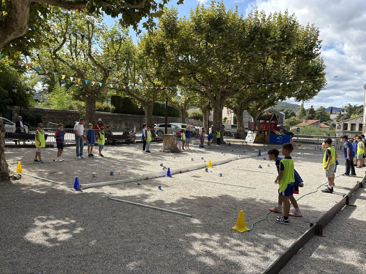 CHOMERAC journée de présentation du centre national de Pétanque et jeu provençal <a href="/FFPJP_Officiel/">FFPJP Officiel</a> Un projet ouvert et multi cible pour des sportifs de haut niveau jusqu’aux amateurs et scolaire. Animation sur la place du Bosquet <a href="/ThiAumage/">Thierry AUMAGE</a> <a href="/Dsden07/">Ardèche-Direction académique</a>