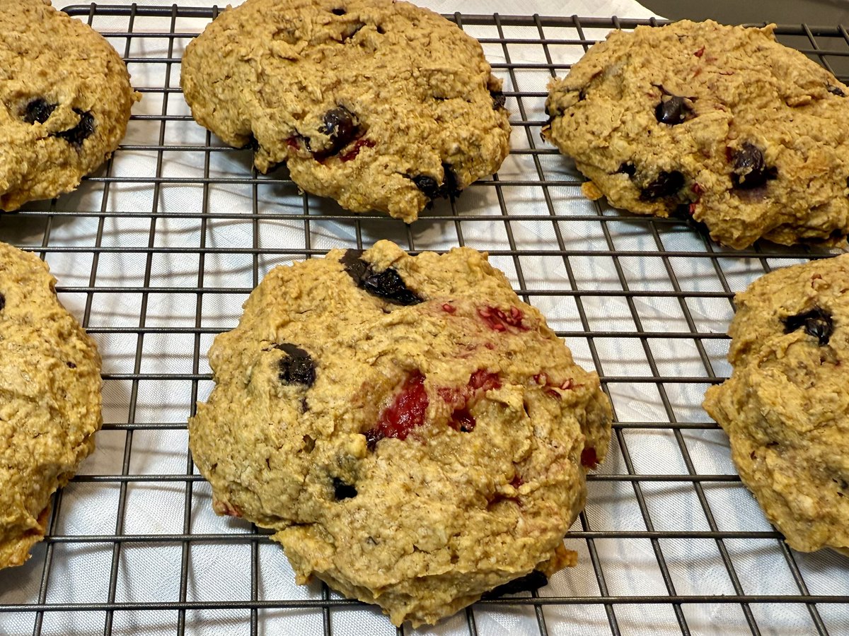 Quick and easy scrumptious gluten-free and vegan pumpkin scones with berries. marysbusykitchen.com/healthy-pumpki…
