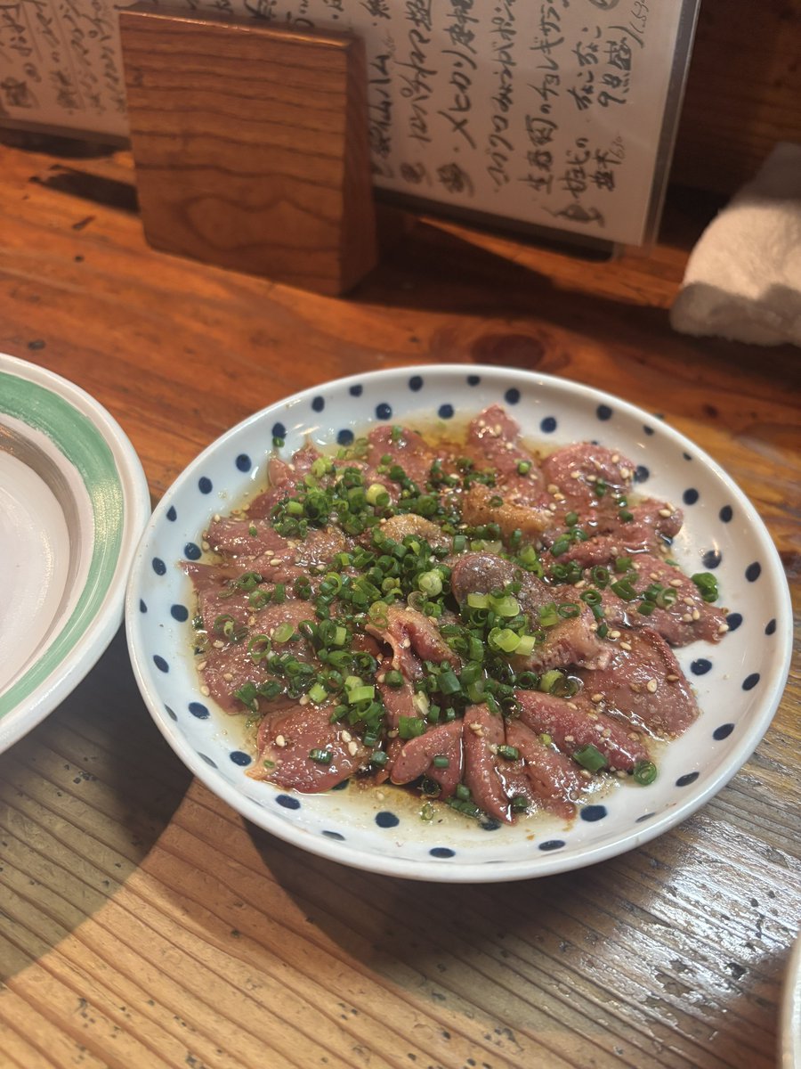1人飲みとかあんまりしないんだけど、ここのレバ刺し美味しすぎてやばい😻お酒すすむ😻明日も頑張るぞな気持ち🔥