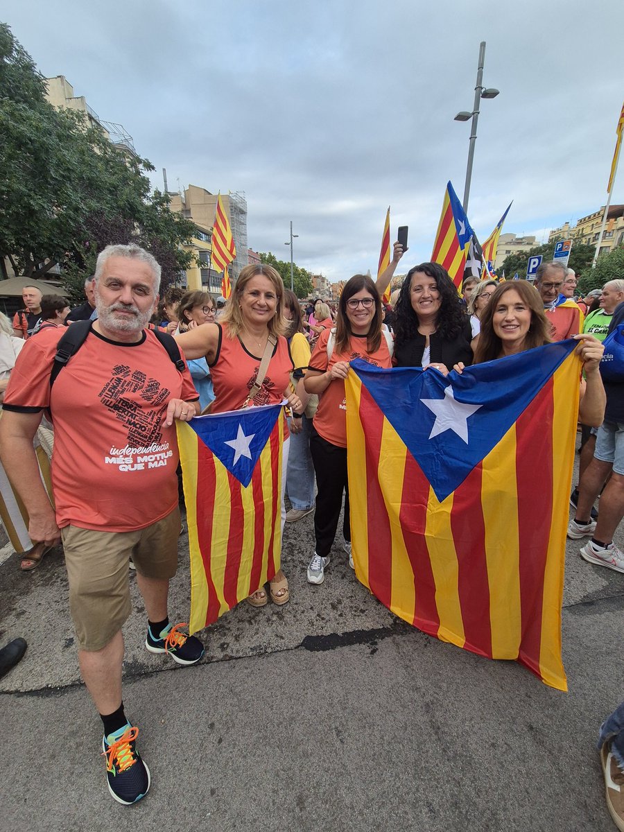 📷 La presidenta de Vegueria, <a href="/mangelsplanas/">M.Àngels Planas</a>, els diputats <a href="/vadorverges/">Salvador Vergés i… Tejero!</a>, <a href="/CarmeRenedo/">Carme Renedo 🎗</a>, <a href="/jordimunell/">Jordi Munell</a>, <a href="/SniaMartnezJuli/">Sònia Martínez Juli</a>, <a href="/MartaMadrenas/">Marta Madrenas 🎗</a> i <a href="/Josepmcervera/">Josep Maria Cervera🎗</a>, els senadors <a href="/joanbague/">Joan Bagué i Roura</a> i <a href="/ftenc/">Francesc Ten 🎗</a> i la vicealcaldessa <a href="/GemmaGeis/">Gemma Geis i Carreras 🎗</a> participen a la manifestació de la #Diada a #Girona.