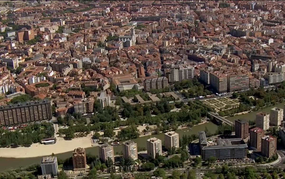 Valladolid

Fundada oficialmente como villa en el s. XI, tras la repoblación.
Su nombre procede del árabe "Balad al-Walid" (Tierra de Walid)

Antigua capital de España, donde se casaron los Reyes Católicos en 1469, bautizado Felipe II en 1527 o murió Cristóbal Colón.

#LaVuelta25