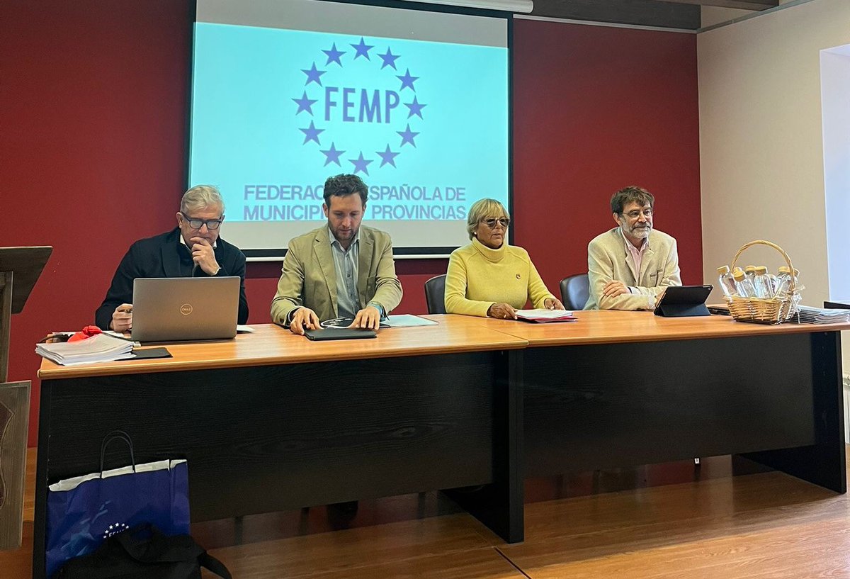FEMP (@fempcomunica) on Twitter photo La Comisión de Desarrollo Rural y Despoblación pide que se escuche a los pequeños #municipios en la prevención de #incendios. 
En el encuentro han recibido testimonios de territorios de #Ourense, #Cantabria, #Asturias y #CastillayLeón afectados por el fuego y han reivindicado el La Comisión de Desarrollo Rural y Despoblación pide que se escuche a los pequeños #municipios en la prevención de #incendios. 
En el encuentro han recibido testimonios de territorios de #Ourense, #Cantabria, #Asturias y #CastillayLeón afectados por el fuego y han reivindicado el