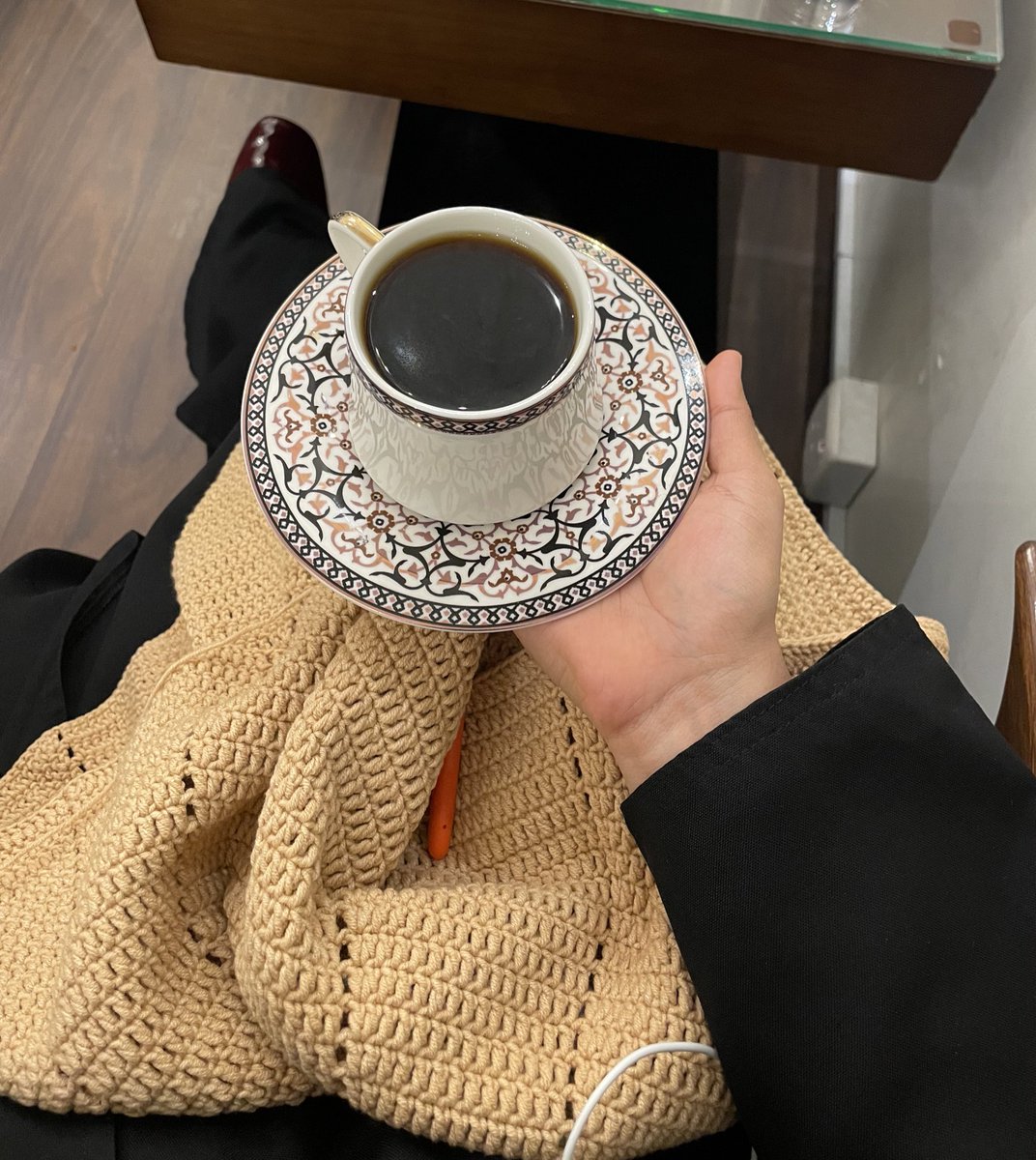 "ويا عَطشي والماءُ عَذبٌ أخوضُهُ
ويا وَحْشَتَا والمُؤنِسونَ كثيرُ.."

- أبو دهبل.