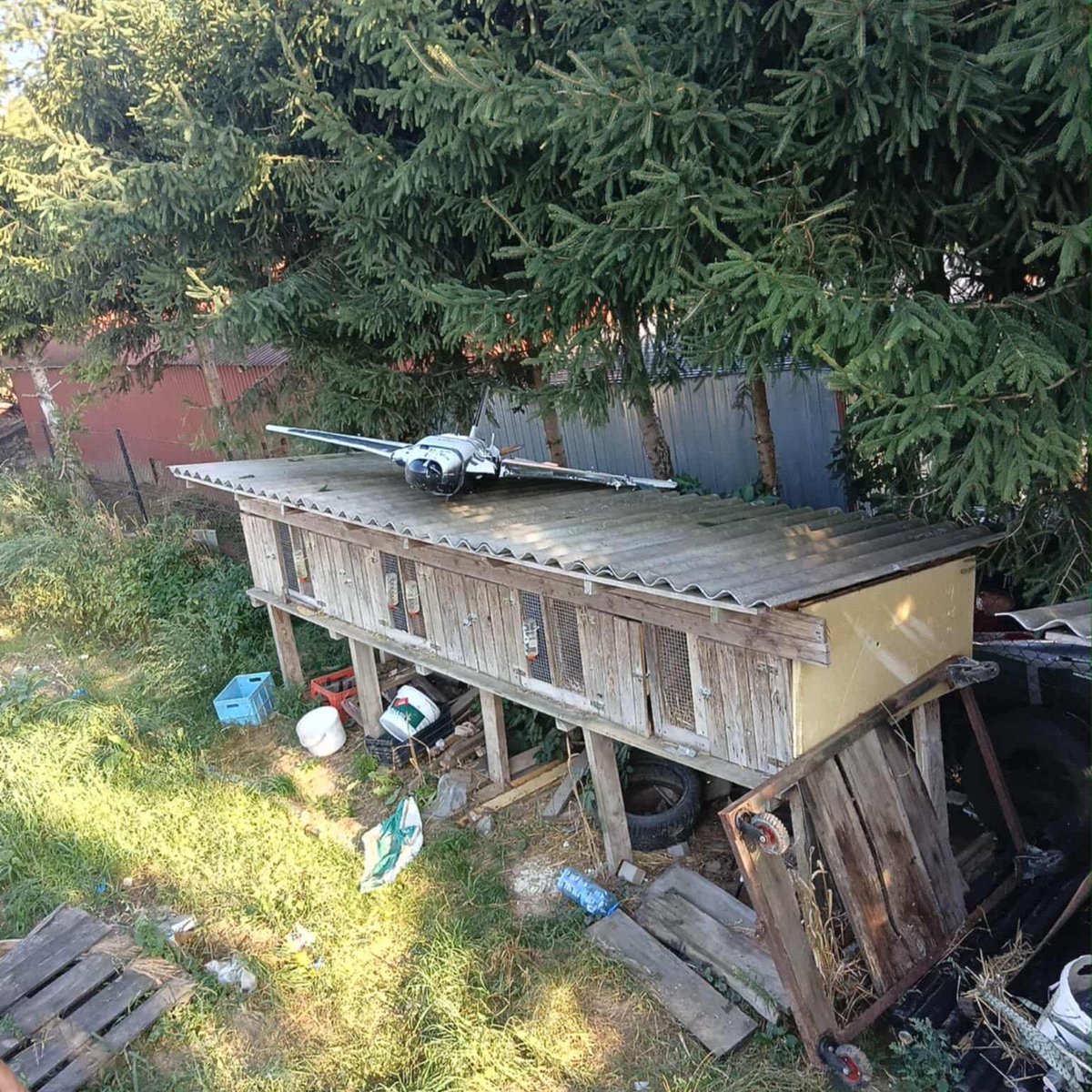 <a href="/welt/">WELT</a> Beträchtliche Schäden an einem Hasenstall in #Polen durch russischen #Drohnenangriff!

Ein Farbeimer ist runtergefallen und eine Plastiktüte zu Mikroplastik zerfetzt.

Die #NATO berät über den Bündnisfall...🙄