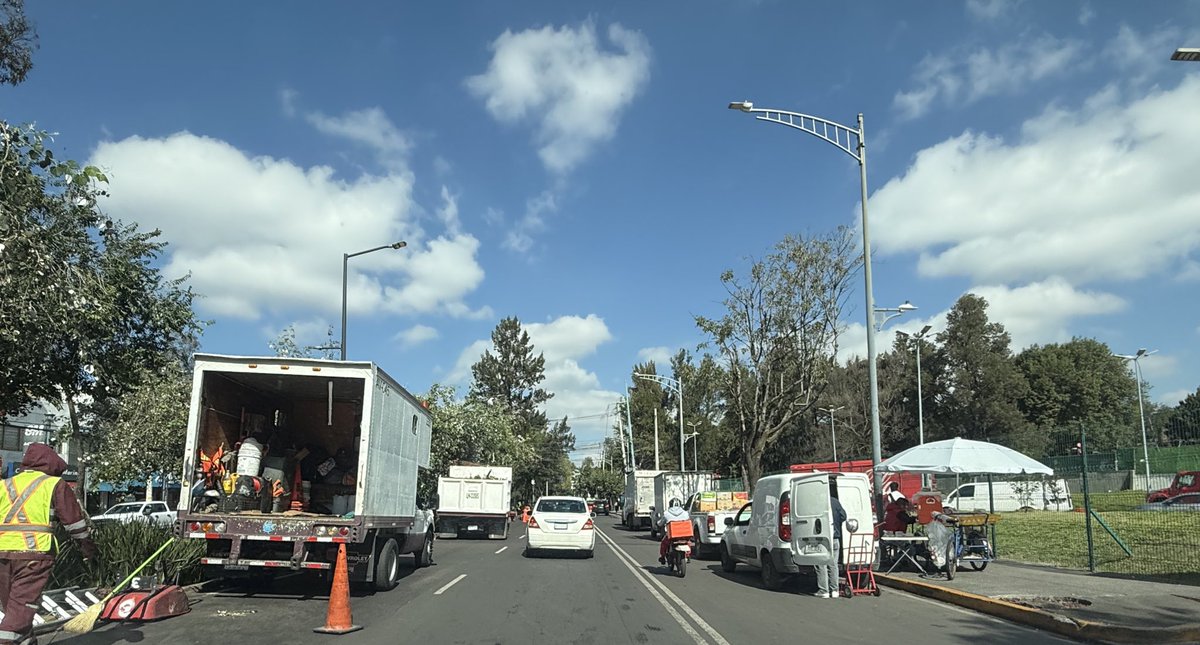 mrsim_'s tweet photo. @TlalpanAl @TlalpanVecinos @SSC_CDMX @Coapa_  así en Acoxpa frente a Terraza. los que limpian, los que descargan y los que comen. Todos los días hay  tráfico por los camiones que estorban. https://t.co/v9mJUkepjZ