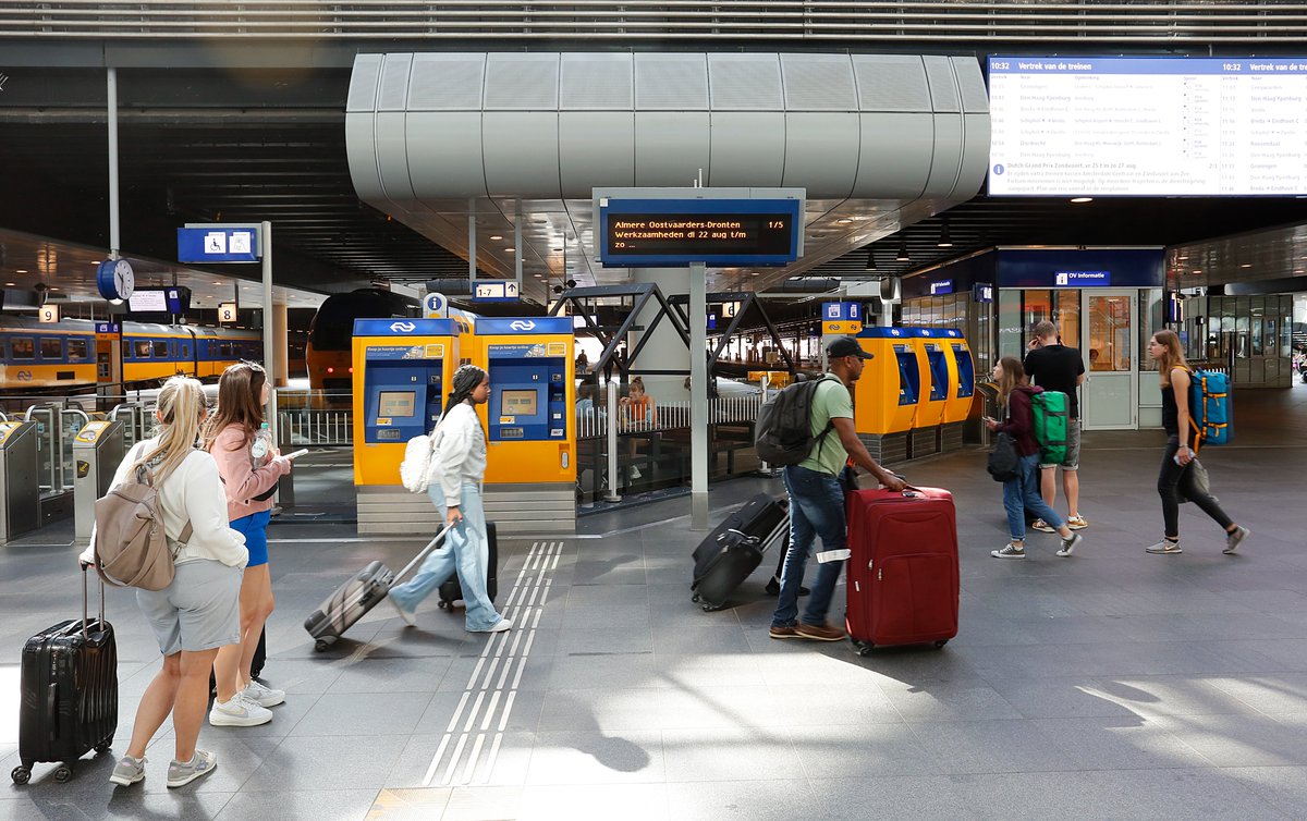 🚆 Goed nieuws: de ov-bezuiniging van €110 mln in Amsterdam, Rotterdam en Den Haag gaat in 2026 niet door. Maar wat betekent dit voor 2027 en daarna? Wij roepen het kabinet op ov betaalbaar, betrouwbaar en mogelijk te houden.
#ov #mobiliteit #duurzaamheid