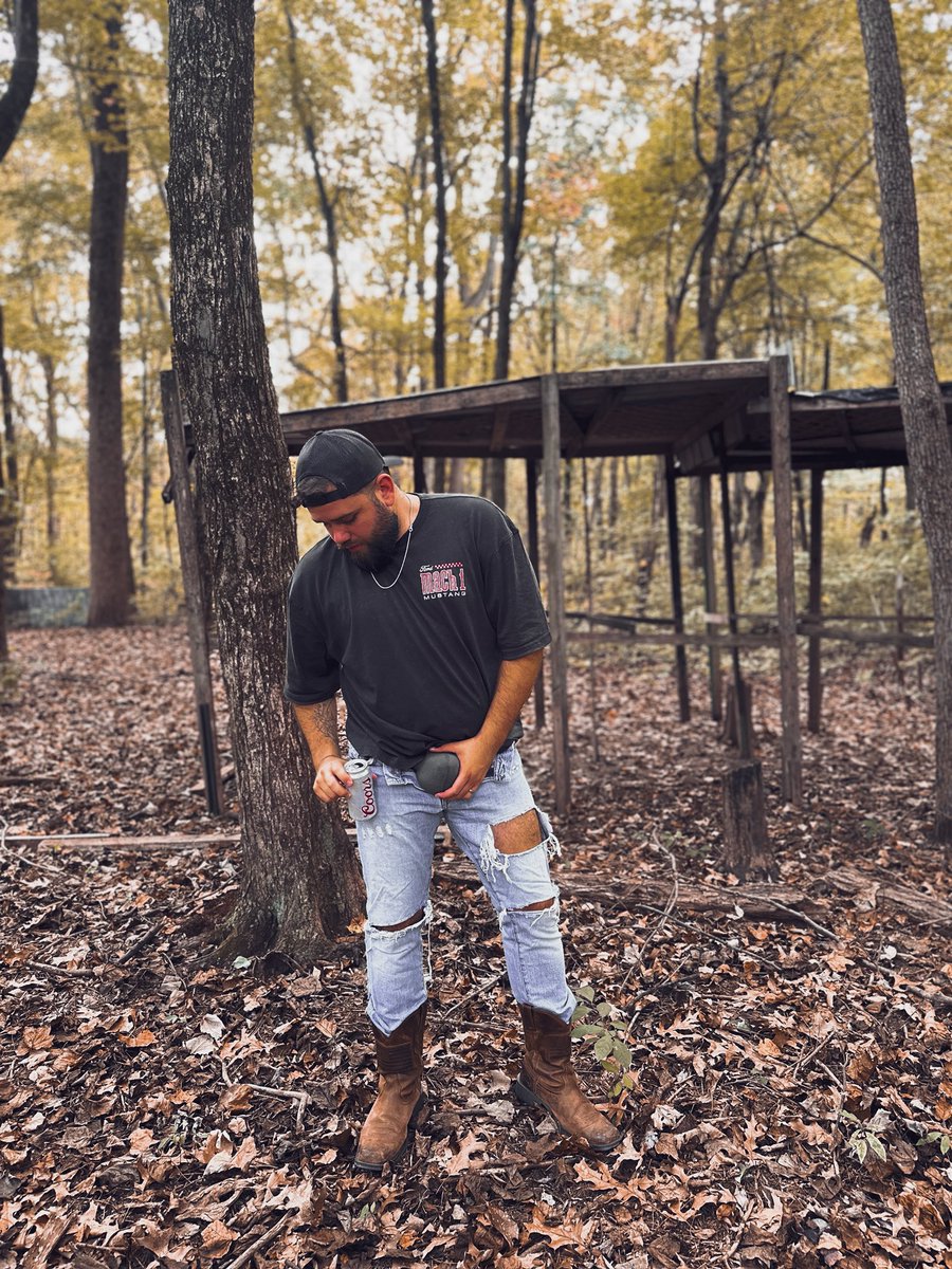 Beer in my hand, your throat in the other. 🖤 #GayTwitterAfterDark #kinktwittwer #gayhairy #gaybear