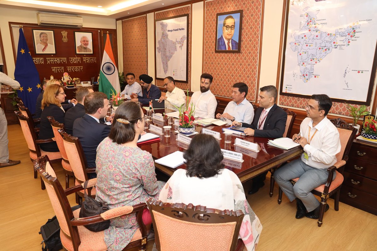 युवा बिहारी चिराग पासवान (@ichiragpaswan) on Twitter photo Engaged with the European Commission delegation, led by Commissioner <a href="/CHansenEU/">Christophe Hansen</a> , at Panchsheel Bhawan, MoFPI, to deliberate on opportunities for advancing India–EU cooperation in the food processing sector.
<a href="/MOFPI_GOI/">Ministry of Food Processing Industries</a> <a href="/officeofchirag/">Office Of Chirag Paswan</a> Engaged with the European Commission delegation, led by Commissioner <a href="/CHansenEU/">Christophe Hansen</a> , at Panchsheel Bhawan, MoFPI, to deliberate on opportunities for advancing India–EU cooperation in the food processing sector.
<a href="/MOFPI_GOI/">Ministry of Food Processing Industries</a> <a href="/officeofchirag/">Office Of Chirag Paswan</a>