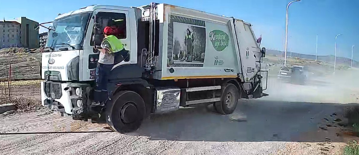 atmuc's tweet photo. Çöp kamyonu tozu dumana katarak geçerken yavaş gidin çok toz oluyor dedim. Belediye yolları yapmıyor ki biz ne yapalım diye dalga geçerek yollarına devam ettiler. Haklılar mı @tepebasibeltr ? Çıkan toz sağlığımıza ne kadar zararlı @grok ? @saglikbakanligi https://t.co/OsQbzwHzdn