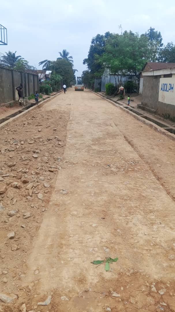 Naël BEYA (@naelbeya) on Twitter photo 📌📌#RDC🇨🇩-#KANANGA : la couche de fondation posée sur l’avenue Dibaya par SAFRIMEX. Prochaine étape : bordures, base et enrobé. Cette route reliant la RN1 à la voie d’Ilebo s’inscrit dans le programme de modernisation de 41,5 km de voirie urbaine.
<a href="/financesrdc/">Ministère des Finances, RDC</a> <a href="/Presidence_RDC/">Présidence RDC 🇨🇩</a> 📌📌#RDC🇨🇩-#KANANGA : la couche de fondation posée sur l’avenue Dibaya par SAFRIMEX. Prochaine étape : bordures, base et enrobé. Cette route reliant la RN1 à la voie d’Ilebo s’inscrit dans le programme de modernisation de 41,5 km de voirie urbaine.
<a href="/financesrdc/">Ministère des Finances, RDC</a> <a href="/Presidence_RDC/">Présidence RDC 🇨🇩</a>
