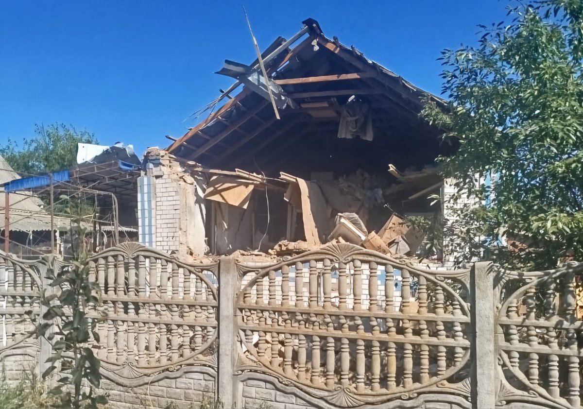 Nikopolgram's tweet image. russian shelling of Nikopol district lasted all day. Marhanets, Pokrovska, Myrivska &amp;amp; Chervonohryhorivska comm. came under fire. 2 women injured (74 y.o. hospitalized, 66 y.o. outpatient). Houses, lab &amp;amp; infrastructure damaged. Fires destroyed cars, buildings, gas pipeline.
