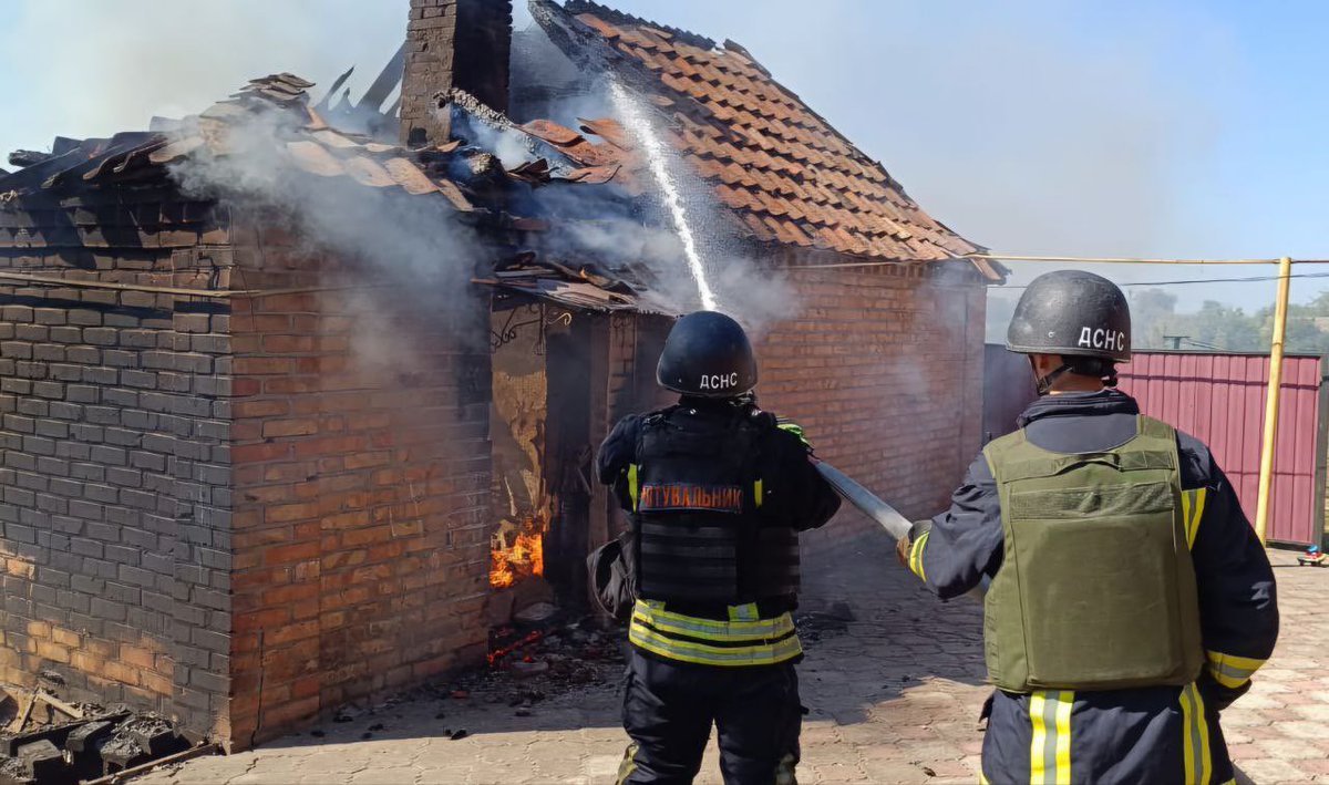 Nikopolgram's tweet image. russian shelling of Nikopol district lasted all day. Marhanets, Pokrovska, Myrivska &amp;amp; Chervonohryhorivska comm. came under fire. 2 women injured (74 y.o. hospitalized, 66 y.o. outpatient). Houses, lab &amp;amp; infrastructure damaged. Fires destroyed cars, buildings, gas pipeline.