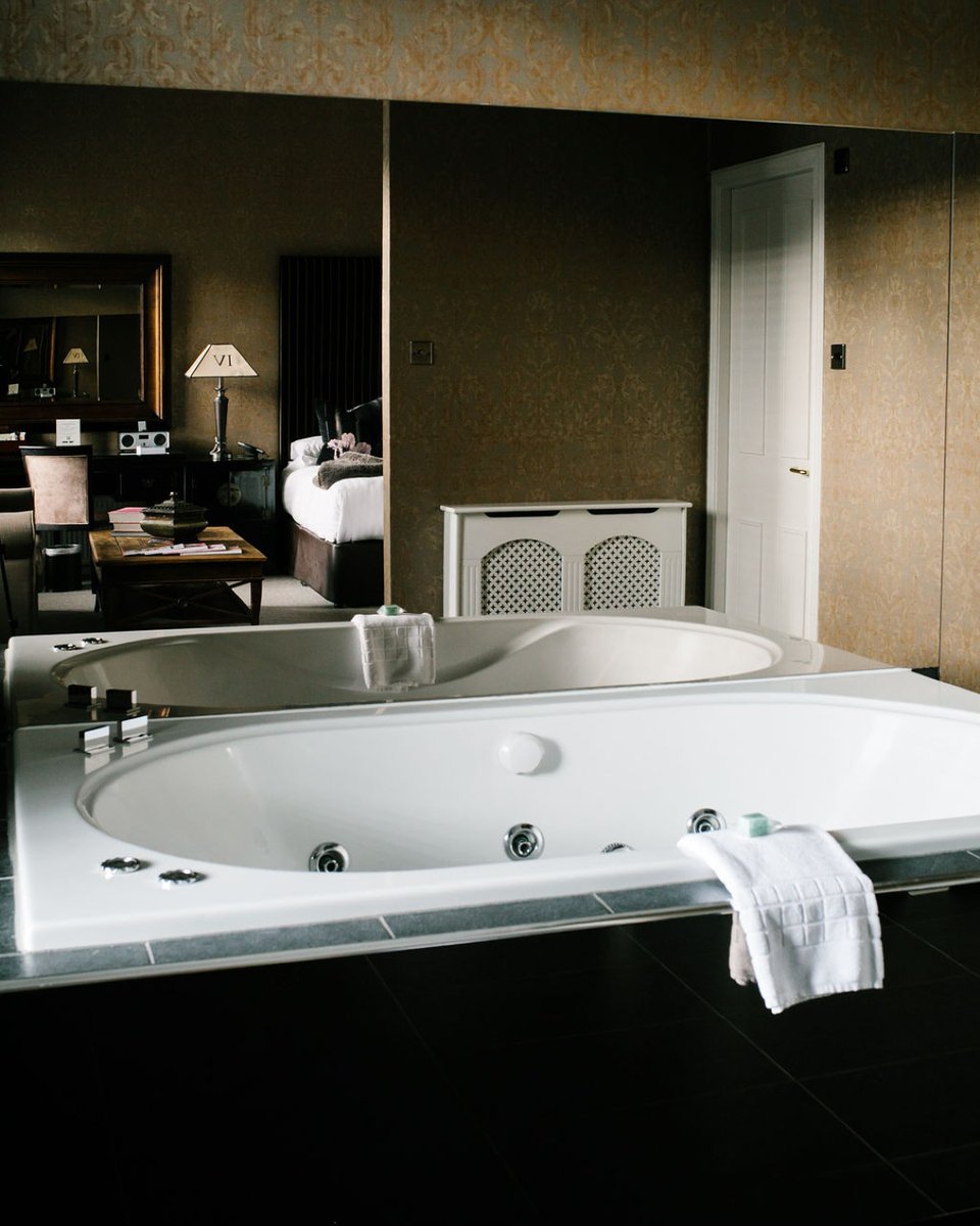 Unwind in your private Jacuzzi, sink into comfort, and let the charm of Georgian Edinburgh surround you. The perfect hideaway, right in the heart of the city.