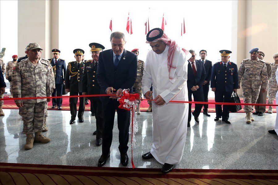 خلال العدوان الاسرائيلي الغاشم على #قطر... لماذا لم تقم القوات التركية في قاعدة خالد بن الوليد بكشف الطائرات او محاولة التصدي لها علما ان #تركيا تمتلك عتاد عسكري وتكنولوجيا عسكرية متطورة؟
الصورة من افتتاح القاعدة العسكرية التركية (معسكر خالد بن الوليد)  في قطر  عام ٢٠١٩.
