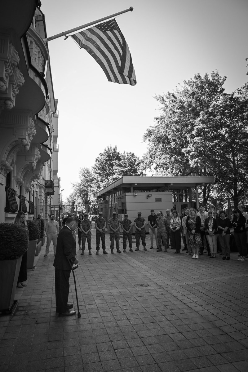 Tragédia. Šok. Rozhorčenie. Žiaľ.
Toto sú slová, ktoré prichádzajú na myseľ Američanom, keď si spomíname na 11. september 2001. Nezabudli sme. Nikdy nezabudneme.
Dnes, 24 rokov po jednej z najtragickejších udalostí v dejinách USA, si Veľvyslanectvo USA v Bratislave uctilo obete