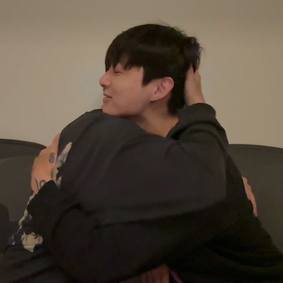 jimin’s hand instinctively going to jungkook’s head every time they hug… do not separate them ever😭