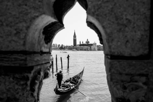 🛶A 70 años de la partida de #ThomasMann, <a href="/NoelReneCisne/">Noel René Cisneros</a> nos invita a su viaje de relectura de 📖"Muerte en Venecia"🇮🇹, un recorrido en el que nos espera el conocimiento de “la lujuria y el vértigo de la aniquilación”. ¡No te lo pierdas!  ➡️wp.me/p6wK46-eOM