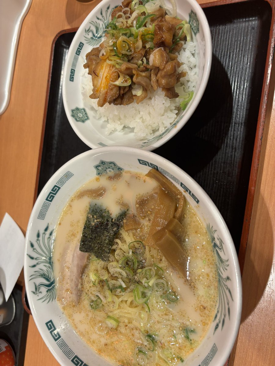 雷雨の影響で飛行機が欠航となり、振替便もなしで北海道へ帰れず　明日の戻り便も満席で明後日帰ることに…こうなったらやけ食いだ！