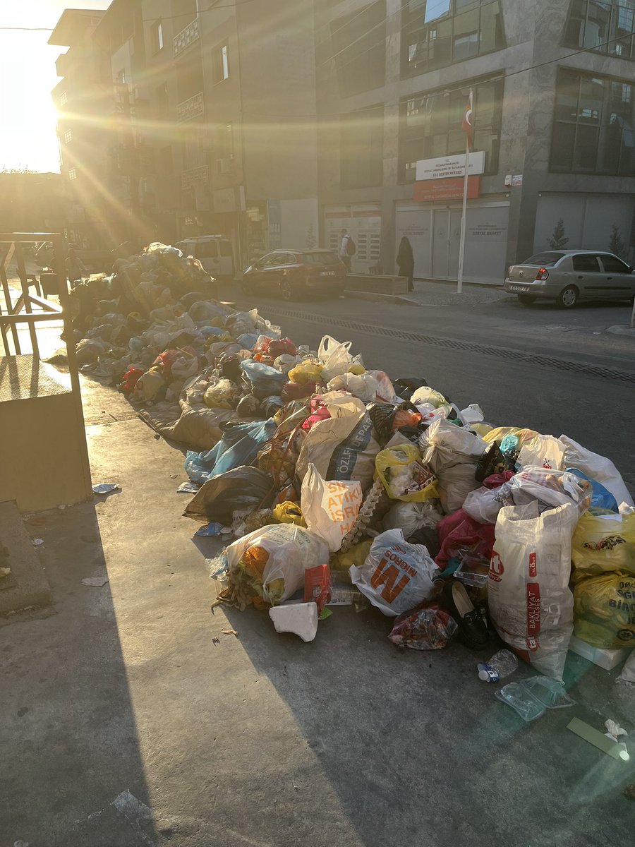 Sevgili <a href="/izmirbld/">İzmir Büyükşehir Belediyesi</a> <a href="/izmirgibiyiz/">izmirgibiyiz 🇹🇷</a> <a href="/izmirgundemcom/">İzmir Gündem</a> <a href="/GundemBuca/">Gündem Buca</a> <a href="/BucaBld/">Buca Belediyesi</a> <a href="/herkesicinCHP/">CHP 🇹🇷</a> <a href="/CHP_iletisim/">CHP İletişim</a> 

Bu görüntü tam olarak neyin rezilliği ya midem bulanıyor diyecek kelime bulamıyorum..
Acil çözümmmmmmm…