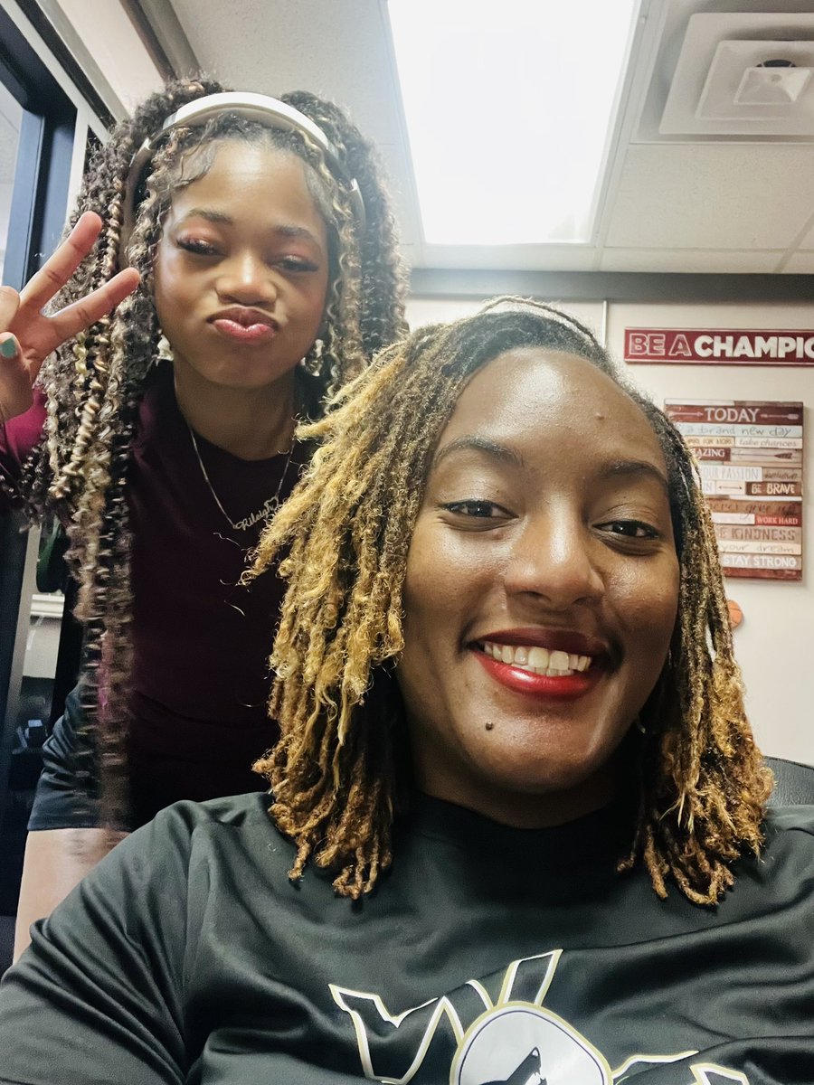 bhaley21_haley's tweet photo. They can’t help but come hang with Coach B!!! My little Freshies ❤️ https://t.co/TdlWTtjdO4