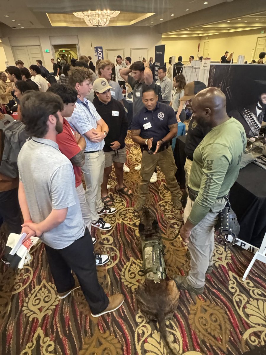 USMSLosAngeles's tweet image. #USMSLosAngeles and #PSWRFTF attended the Annual University of Southern California (USC) Athletics Career Fair at USC. Deputy U.S. Marshals engaged with students, discussing the U.S. Marshals Service mission and providing insights into the recruitment process. #USMS #CareerFair