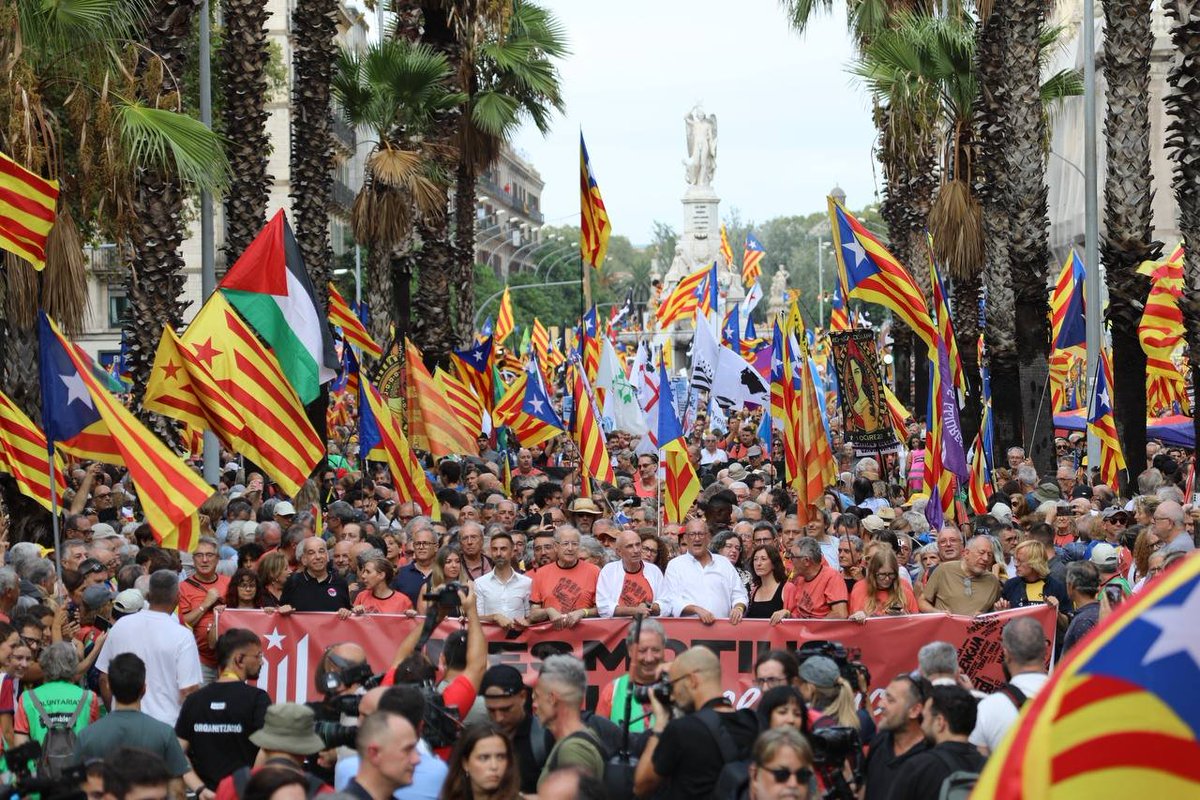 ☔️Ni la repressió judicial del TSJC
ni l'Estat
ni els partits
ni la pluja.

L'independentisme sempre hi és, ferm i decidit fins a assolir la nostra llibertat.

Hem superat el diluvi del matí a Barcelona i, entre tots, hem tornat a omplir els carrers. Sou un orgull!