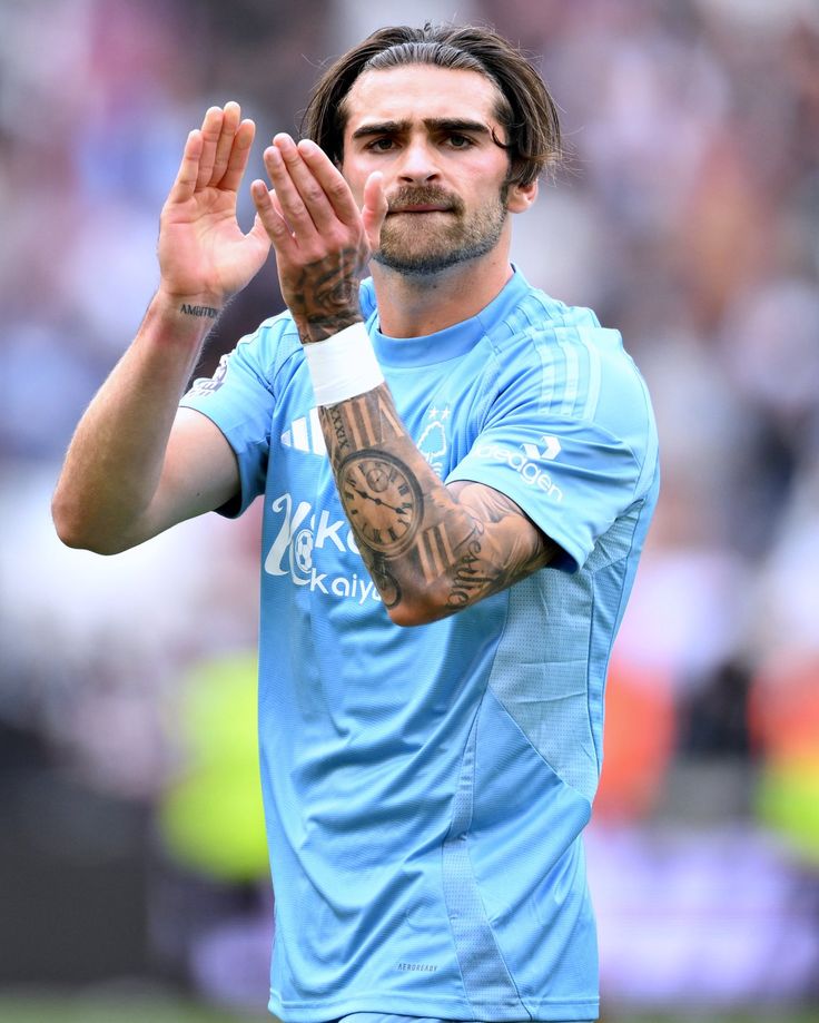 ÖZEL - Jota Silva, Beşiktaş'a çok yakın!

Satın alma opsiyonu 15-20 milyon Euro arasında olması bekleniyor.