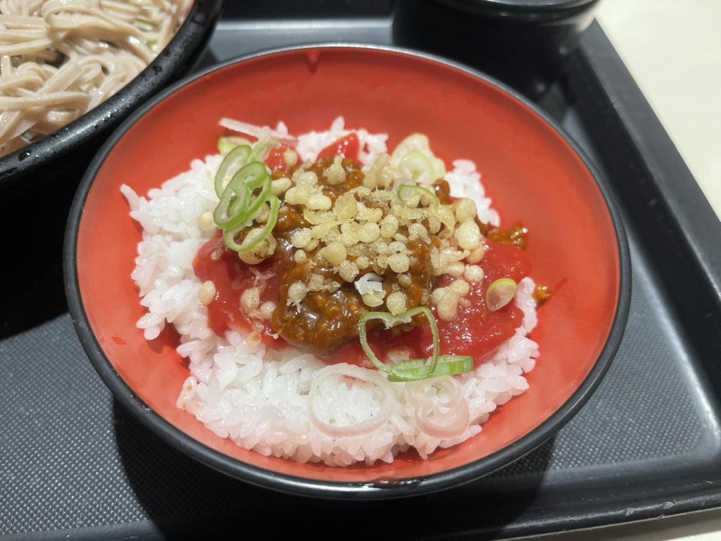 これは富士そばのセットミニ丼として付いてくるタコライス🌮🍚
…タコライス…？？？