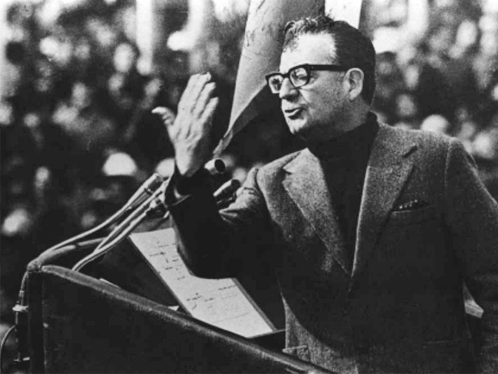 planwac's tweet photo. Un día como hoy, en 1973, Estados Unidos, tras una brutal guerra económica y una conspiración abierta de tres años, logró derrocar y asesinar al Presidente  Salvador Allende, truncando el camino democrático y pacífico al socialismo iniciado por el Gobierno de la Unidad Popular.

Estados Unidos impuso una feroz dictadura militar de 17 años. Chile no se recuperó nunca de este aciago golpe. El país fue sometido a un "cambio de régimen" y hoy tristemente es una democracia "reseteada", limitada y arrodillada ante el poder económico y el decadente imperialismo yanqui.

Alí Primera cantaría en aquellos días a Allende, a Víctor Jara, al pueblo de Chile, gritando al viento: "Los que mueren por la vida no pueden llamarse muertos". 

Pablo Milanés dirá: "Yo pisaré las calles nuevamente, de lo que fue Santiago ensangrentada, y en una hermosa plaza liberada, me detendré a llorar por los ausentes..."

Algún día, como lo pronosticó el compañero Presidente, se volverán a abrir las anchas alamedas para que pasen el hombre y la mujer libres.

El ejemplo de Allende, su vida y su memoria de lucha, su sacrificio, quedará por siempre como ejemplo de dignidad latinoamericana.

¡Viva Salvador Allende! ¡Viva el pueblo, vivan los trabajadores!
