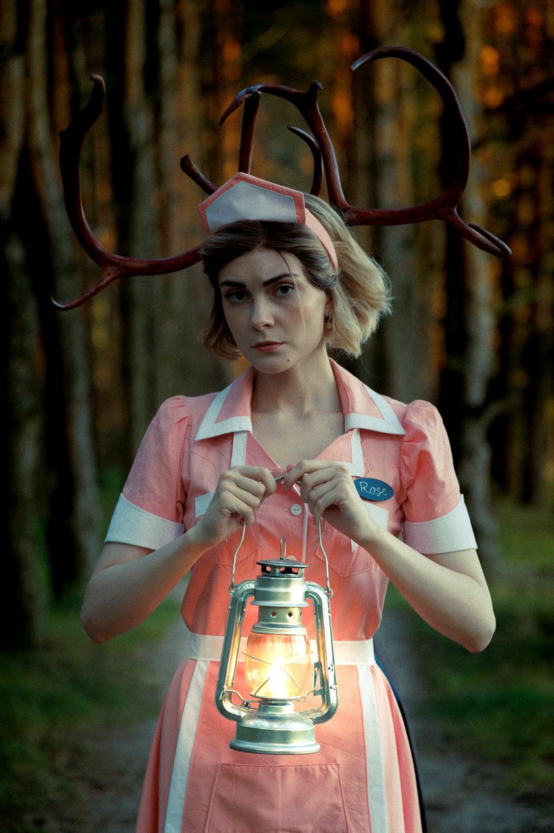 Alan Wake 2 cosplay

«Time is a flat circle»
«It’s not a loop, it’s a spiral»

Ph: Narek Donikyan

#RemedyThursday #TrueDetective #AlanWake2 #RMD30 <a href="/TimePirateNinja/">Kyle Rowley</a> #RoseMarigold