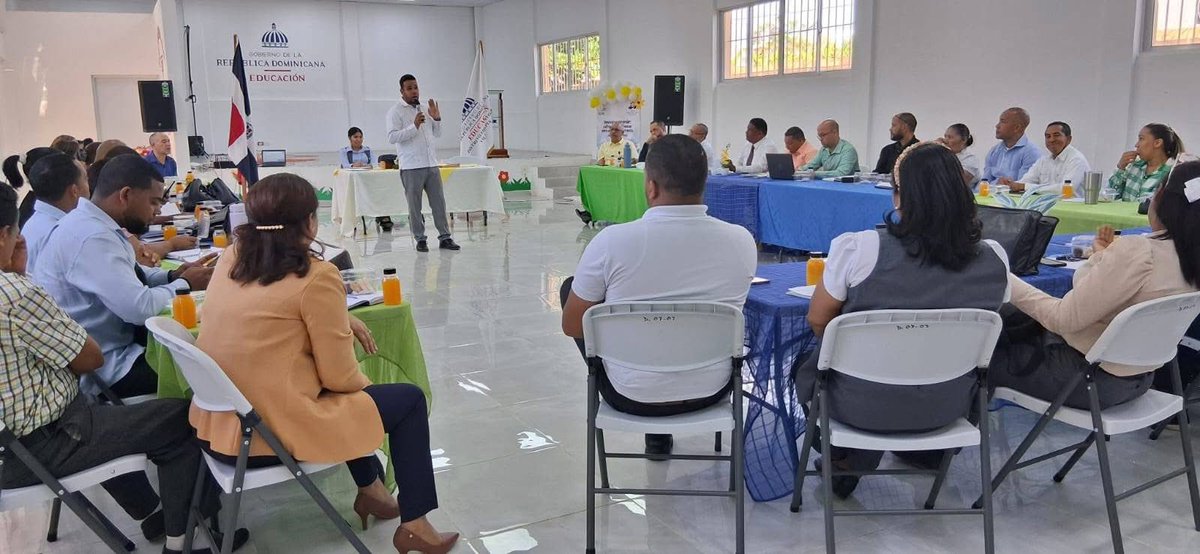 Taller con Directores en el Distrito Educativo de Villa Tapia sobre la conformación de los Organismos de Participación Comunitaria 25-26. Coordina Padre Laureano. El director distrital Rodolfo Martín Cruz Martínez expresó la importancia de fortalecer la gestión educativa.