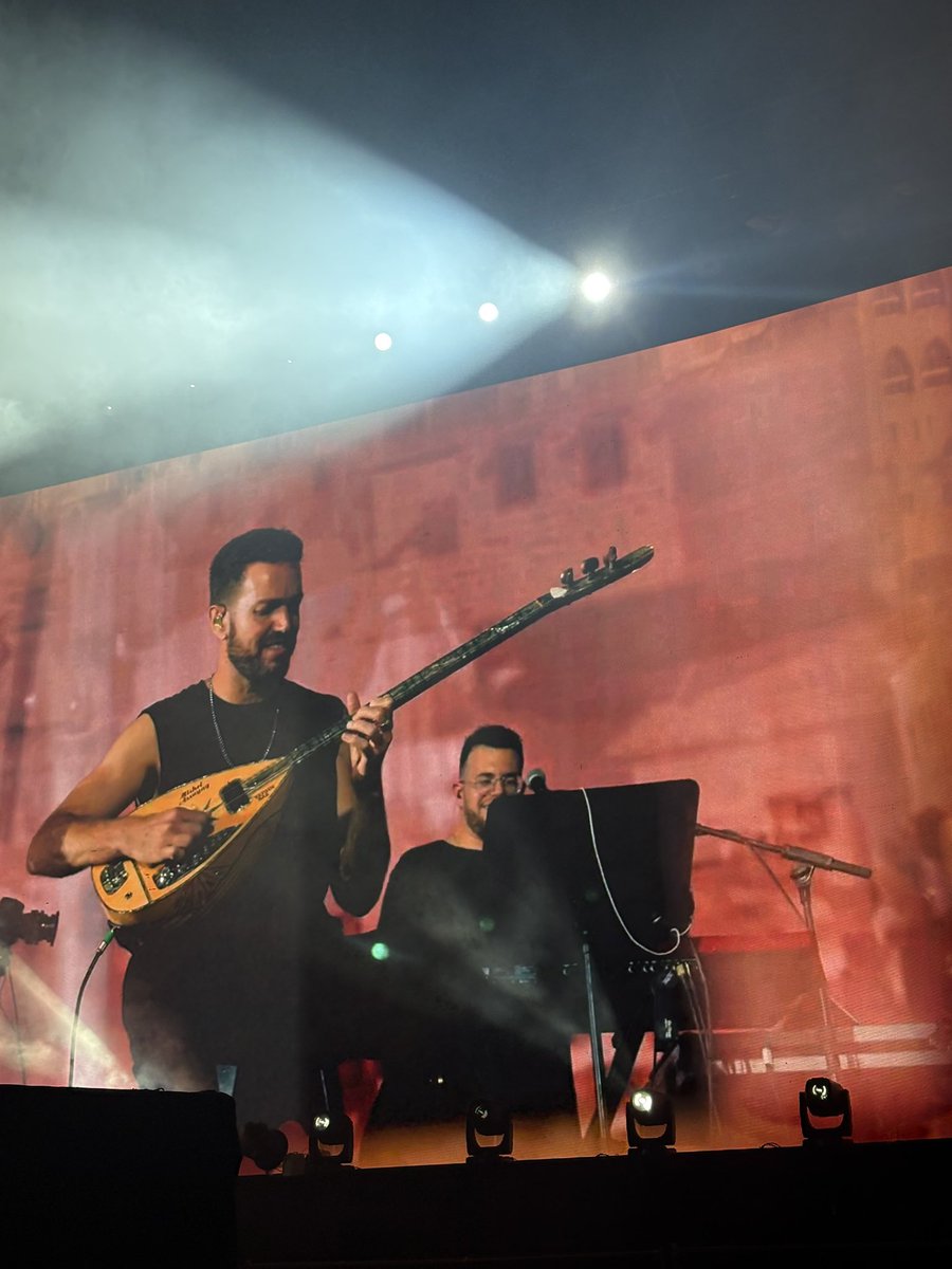 הייתי השבוע בהופעה של עידן עמדי..
מה אגיד לכם? זה היה יותר אירוע ״שרים בכיכר״ ועוד הייתי על מדים והרגשתי איך כולם מסתכלים עליי ברחמים כזה ״מסכן אל תמות״