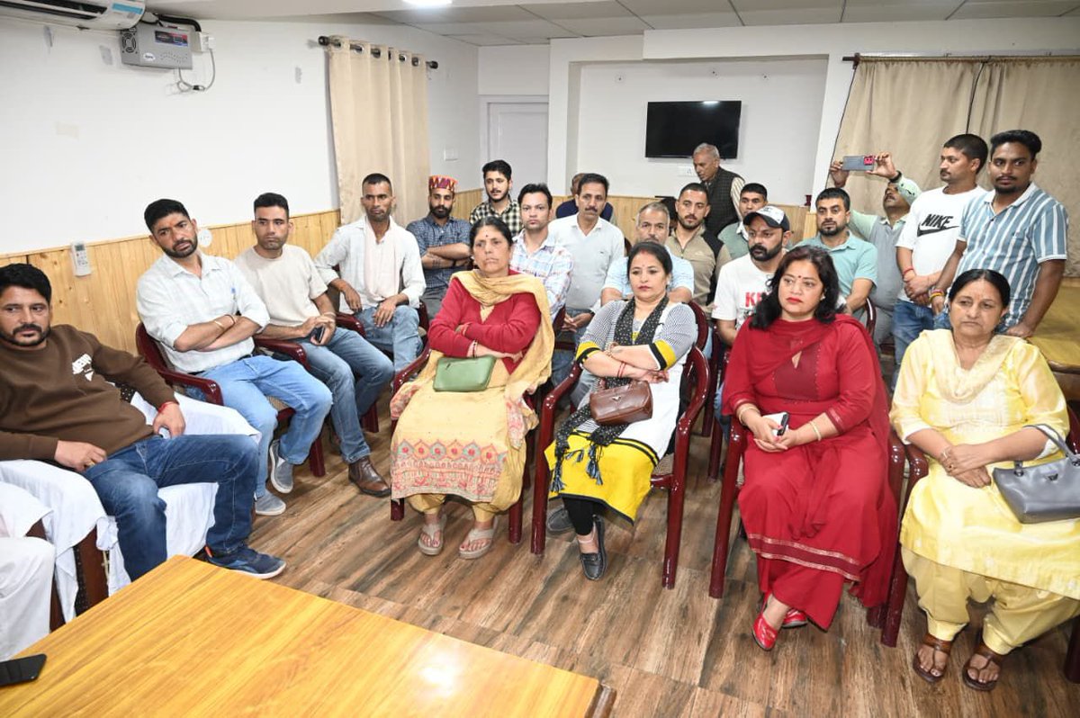 आज चंबा प्रवास के दौरान भरमौर में पार्टी कार्यकर्ताओं से मुलाक़ात की।

क्षेत्र की परिस्थितियों और आपदा राहत कार्यों पर चर्चा हुई।

कार्यकर्ताओं के समर्पण और सेवा भाव की सराहना की व हरसंभव सहयोग का भरोसा दिलाया।