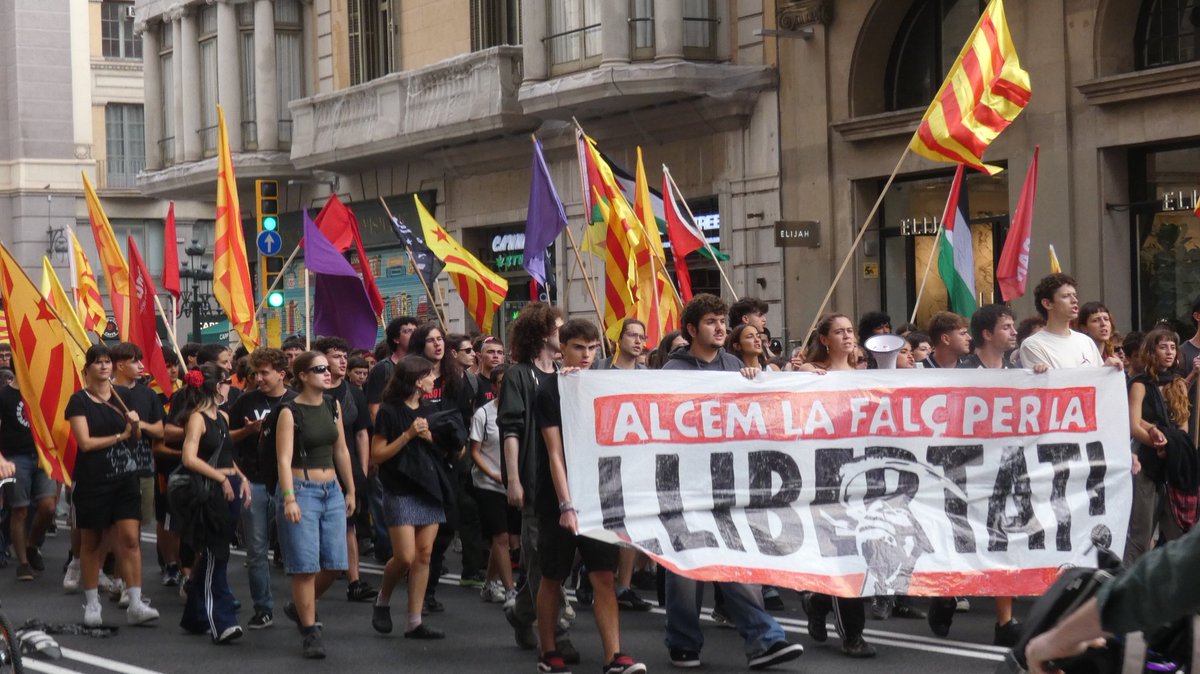 Joves i estudiants omplim els carrers aquest 11S per l'alliberament nacional, social i de gènere del nostre poble.
💥O ARA O MAI! 💥