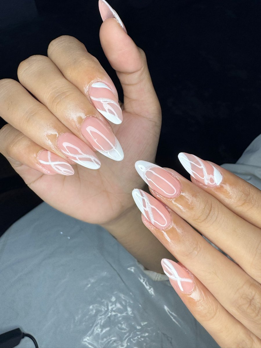 cristineejoy's tweet photo. He books, I glow ✨ #NailDay https://t.co/1S64REICMo
