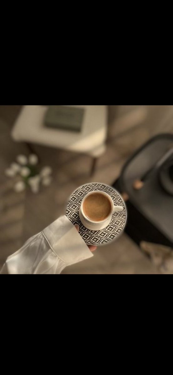 مساء الخير 💚
دع العالم جانباً و أشرب قهوة.☕️
و أنت تشرب قهوتك إشرب معها طيفاً تحبه ، وتذكر كلمة حلوة و تفاصيل أحلى،ومشاعر أرقى💚🍃