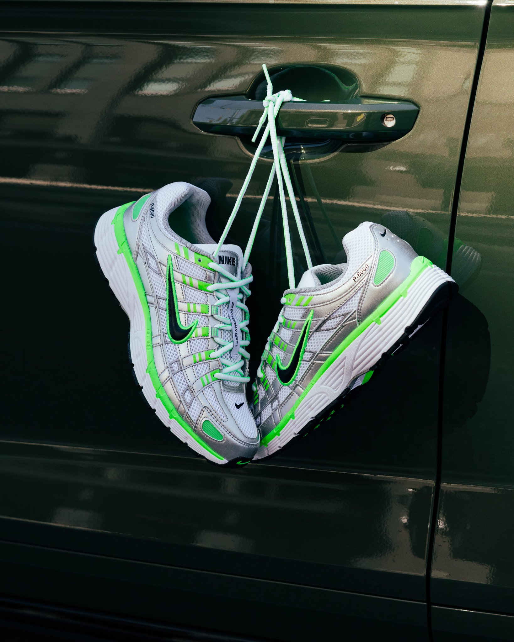 ナイキ　スニーカー　p6000 人気 ☆NIKE☆ P-6000 シルバーのスニーカー METALLIC SILVER
