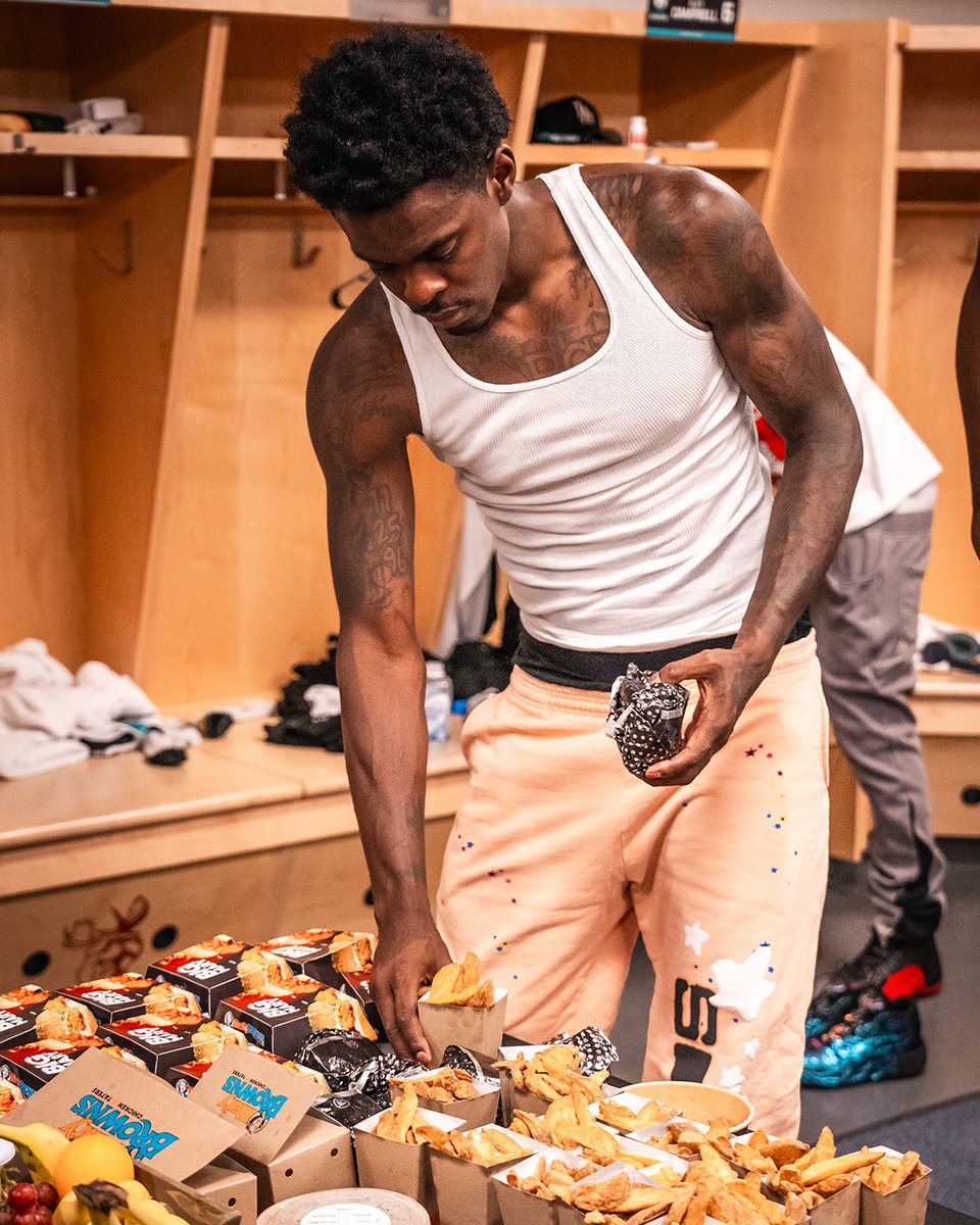 Winnipeg Sea Bears (@wpgseabears) on Twitter photo Big thanks to <a href="/MaryBrowns/">Mary Brown's</a> for keeping our Sea Bears fuelled all season long! 🍗
A locker room essential 🤤 Big thanks to <a href="/MaryBrowns/">Mary Brown's</a> for keeping our Sea Bears fuelled all season long! 🍗
A locker room essential 🤤