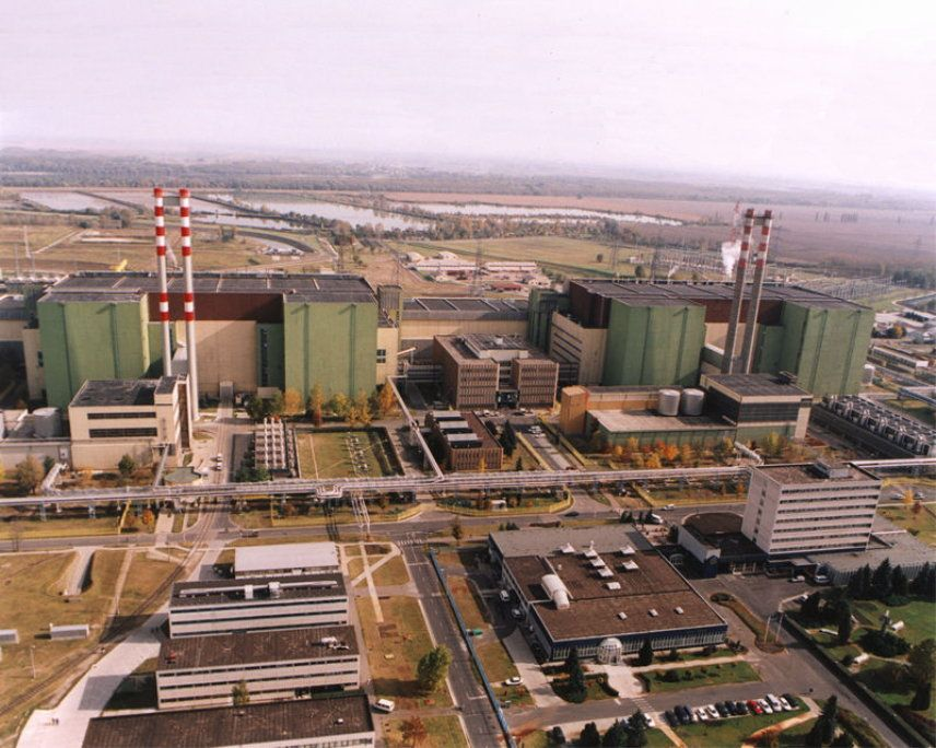 EmilieDefresne's tweet photo. #Bruxelles interdit à la Hongrie de construire des réacteurs #nucleaires à #PaksII avec la participation de la Russie, ce à quoi la Russie a répondu que, malgré la décision du tribunal de l'#UE, la construction de la centrale nucléaire de #Paks2 en #Hongrie se poursuivra.
La Cour de justice de l'UE a annulé l'approbation de la Commission européenne permettant à la Hongrie de financer la construction de réacteurs nucléaires à la centrale nucléaire de Paks-2 par la société russe Nizhny Novgorod Engineering.
Les nouveaux réacteurs devaient remplacer progressivement les quatre réacteurs existants. Leur construction devait être entièrement financée par l'État hongrois. Un contrat direct a été conclu, prévoyant la participation de #NijnyNovgorodEngineering à la construction des réacteurs et la Russie s'engageait à accorder à la Hongrie un prêt d'État pour financer la majeure partie du développement des nouveaux réacteurs.
Les #USA avaient levé les sanctions contre les compagnies d'assurance et les banques russes qui empêchaient Rosatom de construire la centrale nucléaire de Paks-2.
Mais entre-temps, #Rosatom a déclaré dans un communiqué que, malgré la décision du tribunal de l'UE, la construction de la centrale nucléaire de Paks-2 en Hongrie se poursuivra.
Peter Szijjarto, ministère hongrois des AE a fait observer que l'UE entière continuait d'acheter du #petrole et du #gaz à la Russie, mais le dissimulait soigneusement. Parallèlement, comme l'ont démontré les 18 paquets de restrictions antirusses adoptés par l'UE, la politique de #sanctions de #Bruxelles est inefficace.