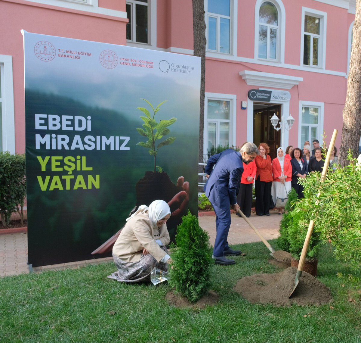 Bakanlığımızın 2025-2026 eğitim öğretim yılıyla birlikte hayata geçirdiği Türkiye Yüzyılı Maarif Modeli çerçevesinde düzenlenen “Her Çocuk Bir Fidan, İlk Ders Yeşil Vatan” etkinlikleri kapsamında, İstanbul  Sabancı Olgunlaşma Enstitüsünde “Ebedî Mirasımız Yeşil Vatan” temalı ağaç