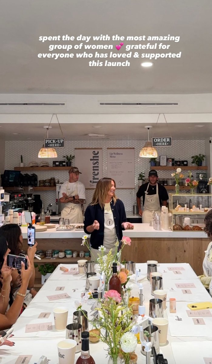 A CEO da Being Frenshe, Ashley Tisdale realizou um evento de lançamento da nova linha de produtos para os lábios 👄