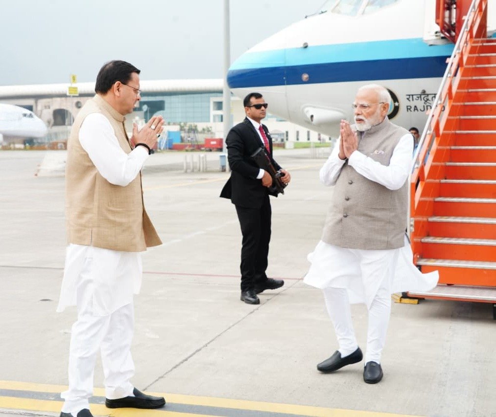 bstvlive's tweet image. देहरादून
➡️ प्रधानमंत्री नरेंद्र मोदी देहरादून पहुंचे
➡️ मुख्यमंत्री पुष्कर धामी ने किया स्वागत
➡️ मौसम की खराबी से हवाई दौरा रद्द
➡️ पीएम मोदी एयरपोर्ट पर कर रहे बैठक
➡️ SDRF, NDRF के अधिकारियों के साथ बैठक
➡️ आपदा मित्रों के साथ भी पीएम की बैठक
#DehradunNews #PMModiVisit…