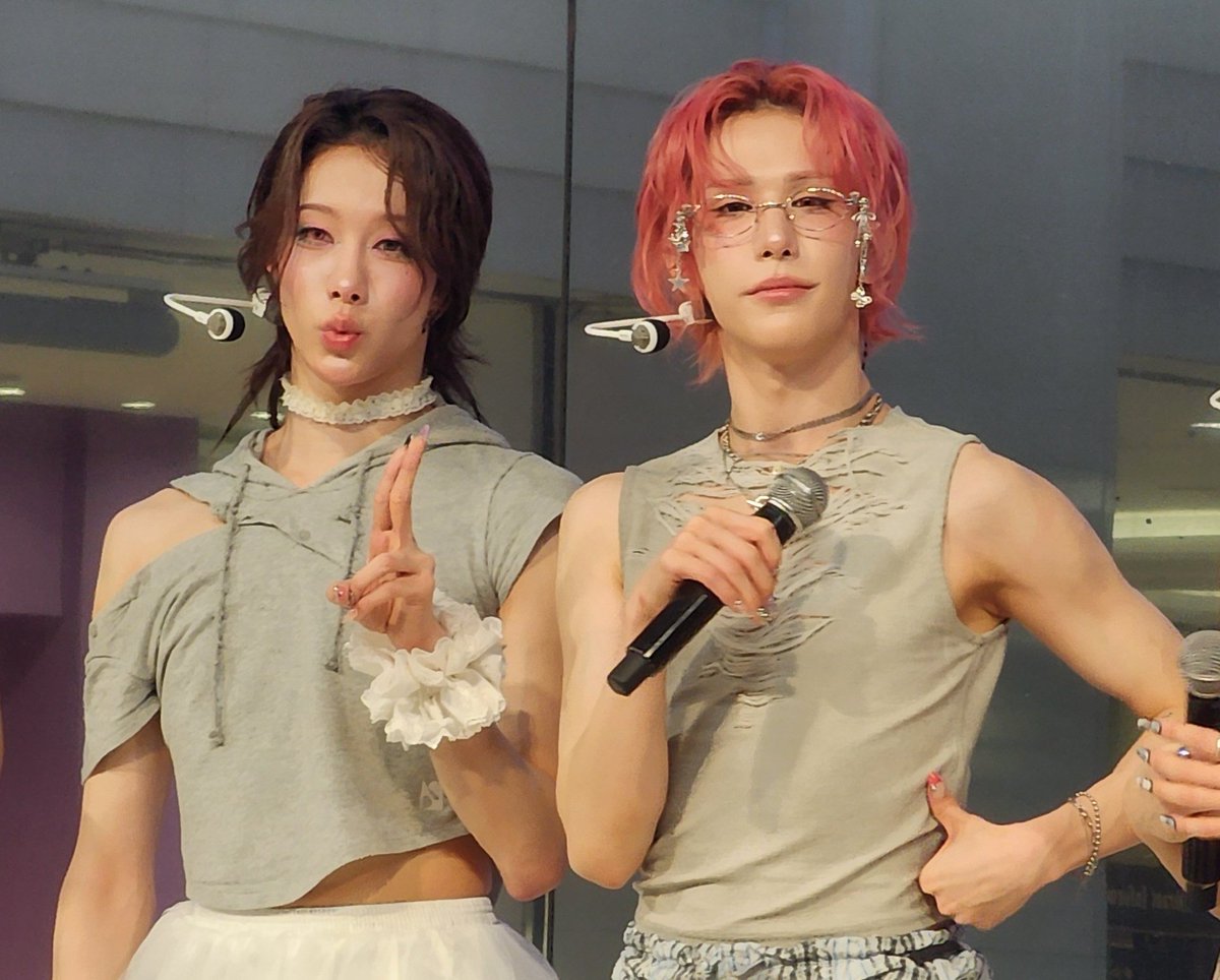 XLOV free mini-live @ sunshine city!! I waved at wumuti and he