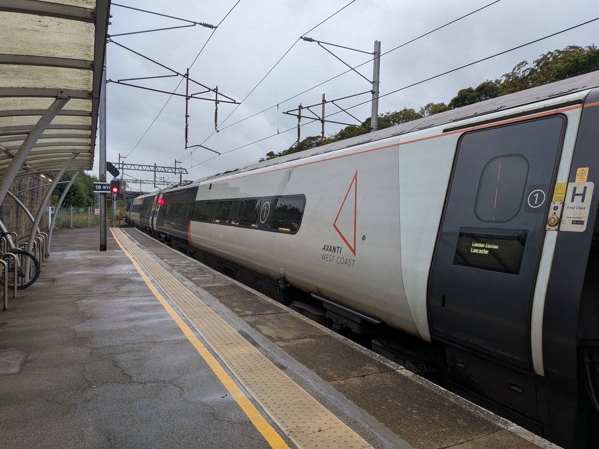 If you are waiting for a train southbound on the WCML things are about to go to pot. <a href="/AvantiWestCoast/">Avanti West Coast</a>  1M11 just came into Oxenholme too fast and overshot the platform