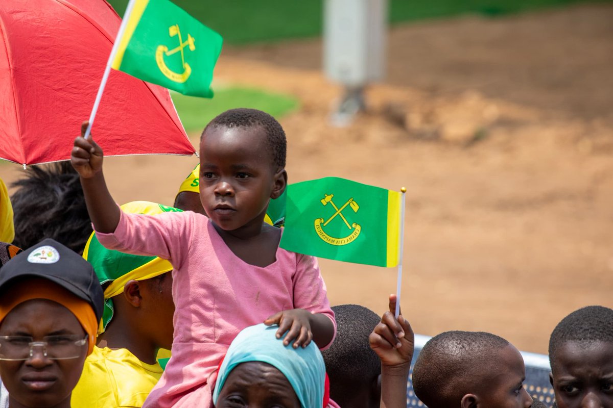 KALIUA YAONYESHA UKUBWA WA CCM MKOANI TABORA

Mamia ya wananchi wamejitokeza katika mkutano wa mgombea urais kupitia CCM Ndugu Dkt. Samia Suluhu Hassan Kaliua Mkoani Tabora wakiwa na shamrashamra zinazoeleza imani waliyonayo juu ya Chama cha Mapinduzi na kuweka kiapo kuwa Oktoba