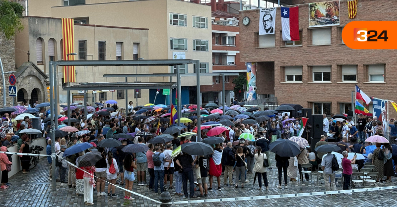 3CatInfo's tweet photo. Partits d'esquerres, entitats i sindicats reten homenatge a Salvador Allende amb motiu de la Diada.

Segueix l'11 de Setembre, minut a minut https://t.co/GYwlKOvZXk #Diada3Cat