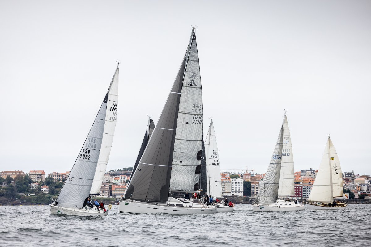 🌊 Arranca la emoción en la ría de Pontevedra! A partir de mañana, más de 180 barcos de 11 países compiten en la #RegataReyJuanCarlos El Corte Inglés Máster por uno de los triunfos más disputados.

🗞Toda la info, en la web: lc.cx/ob9ox0

<a href="/elcorteingles/">El Corte Inglés</a> <a href="/depo_es/">Deputación Pontevedra</a>