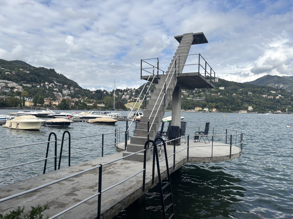 Oggi giro “razionalista” a Como. Ecco la Società Canottieri Lario: l’edificio è un gioiello dell‘architettura razionalista, anno 1931 (e l’interno è pazzesco: vetrata e giardino sul lago, con trampolino anni ‘30…)