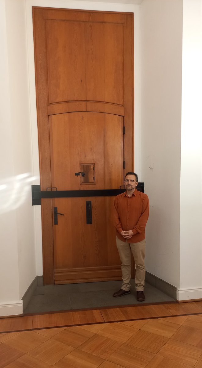 Morandé 80, la puerta.