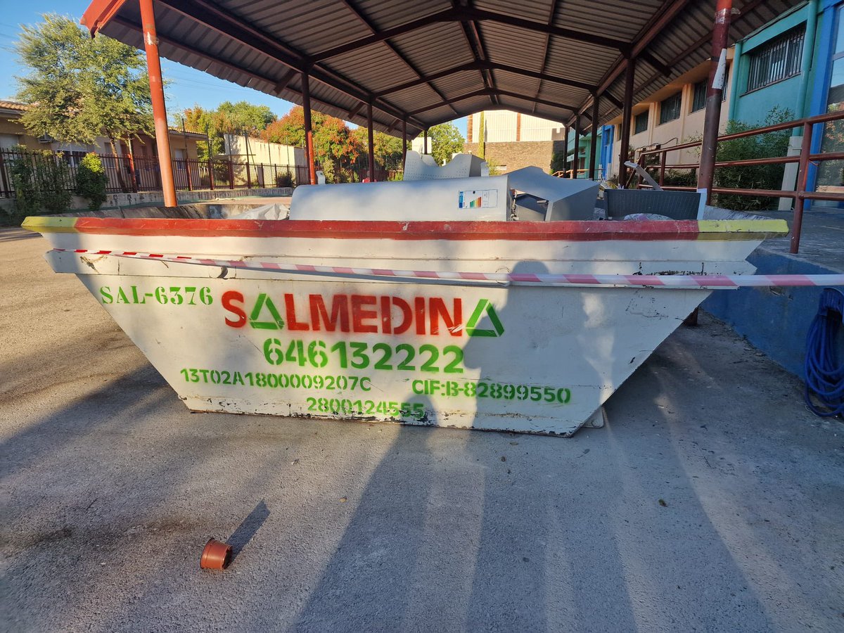 ❌Otro cole más que sufre la desidia de este gobierno de derechas.
Han dejado sin recoger en el CEIP Lope de Vega este contenedor después de finalizar las obras.
Es un peligro para los niñ<a href="/s/">『S』</a> que esto esté en medio del patio de recreo y zonas de entrada y salida.
<a href="/psoedeleganes/">PSOE Leganés/ ❤️</a>